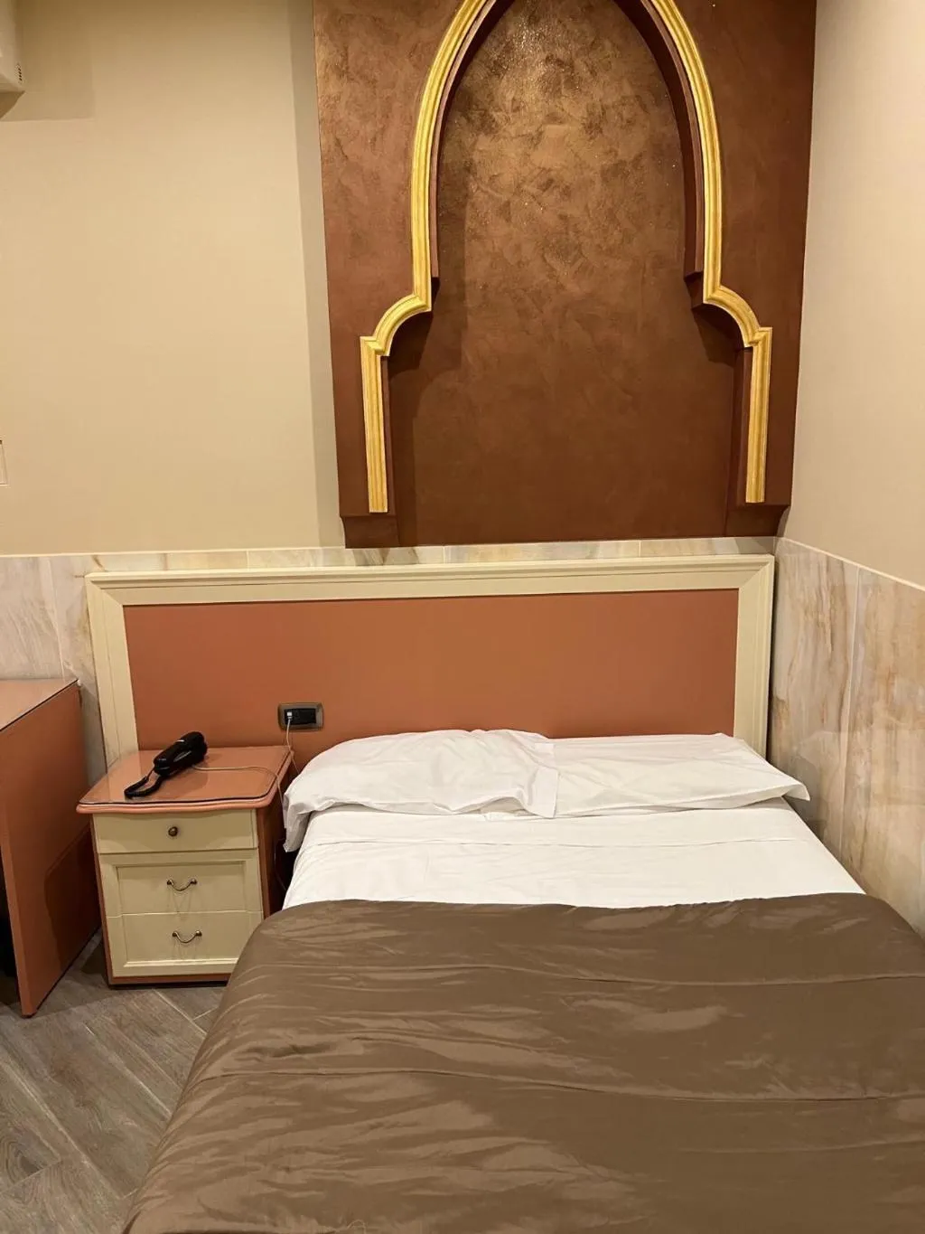 SINGLE STANDARD Room, Iris, Naples
