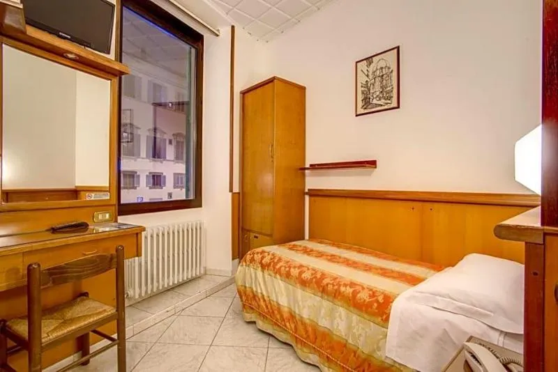 Lobby, Lorena, Florence