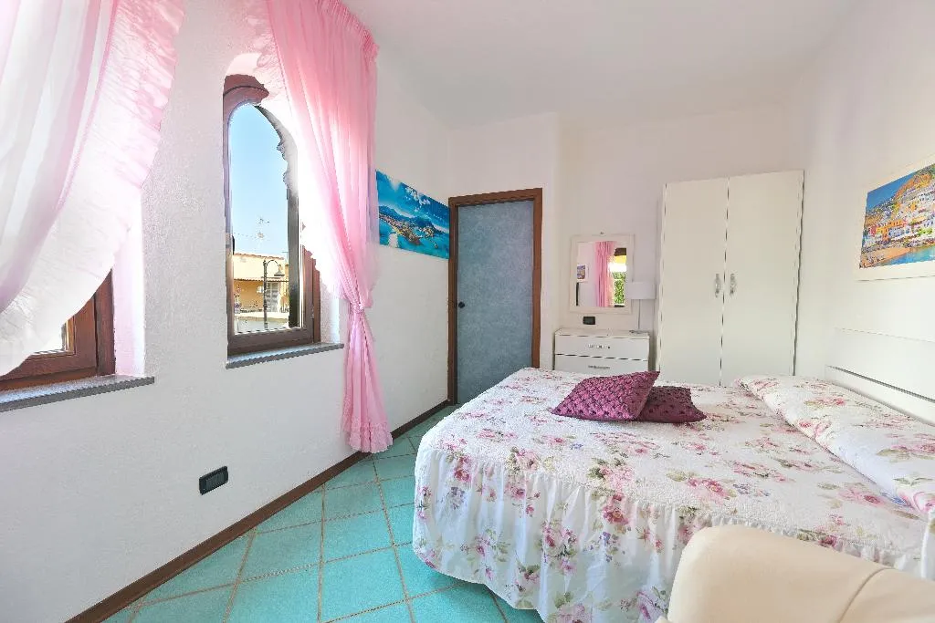 FAMILY ROOM TWO BEDROOMS ONE BATHROOM Room, Hotel Annabelle, Naples