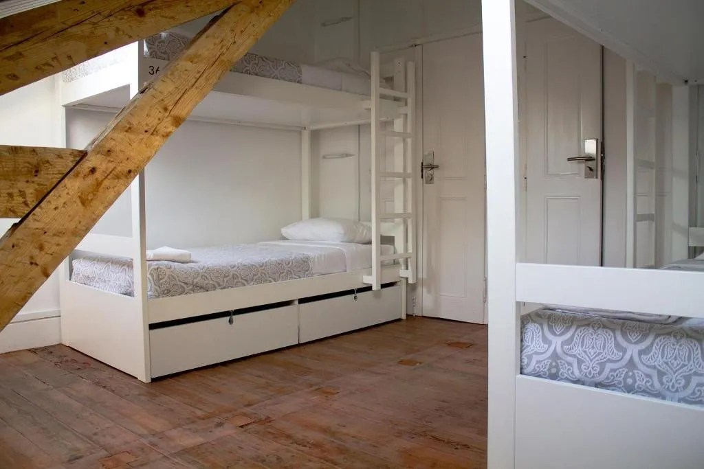 Bed in dormitory WITH SHARED BATHROOM Room, WW Hostel & Suites, Porto