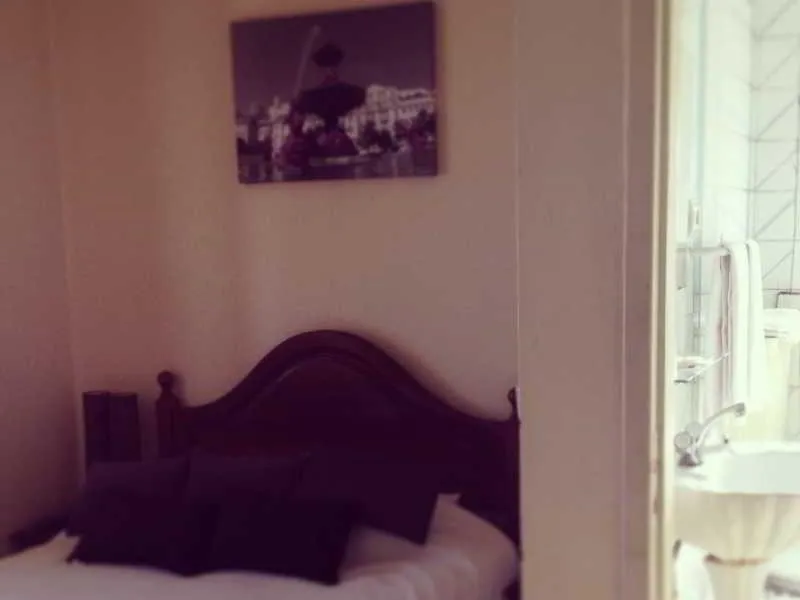 Room, V Dinastia, Lisbon