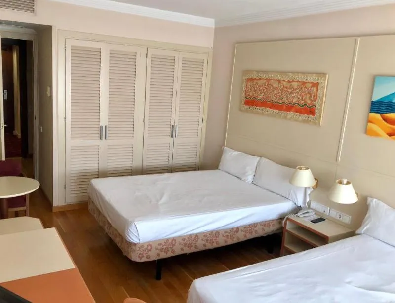 FAMILY ROOM STANDARD Room, Hotel Urpi, Barcelona