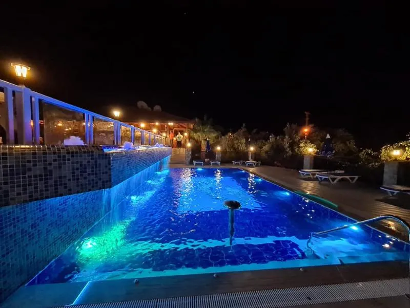 Pool, Celay, Dalaman