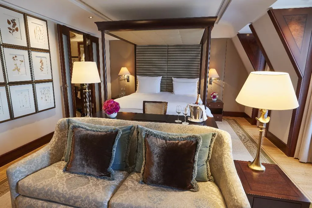 JUNIOR SUITE WITH VIEWS Room, Adlon Kempinski Berlin, Berlin