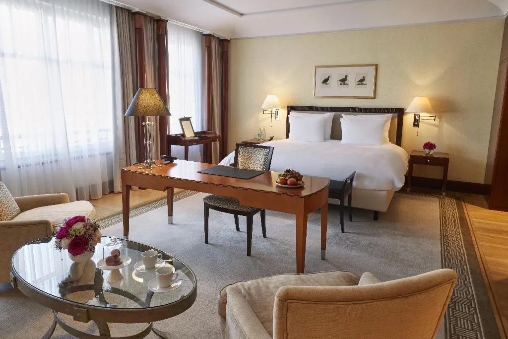 JUNIOR SUITE WITH VIEWS Room, Adlon Kempinski Berlin, Berlin