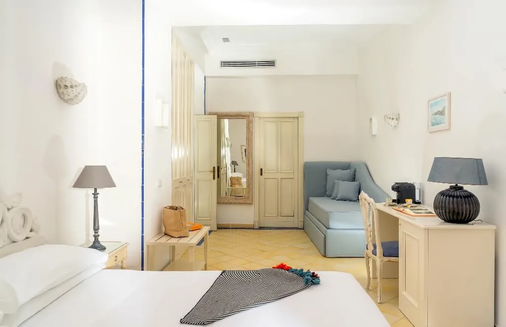 JUNIOR SUITE GARDEN VIEW WITH BALCONY Room, Casa Mariantonia, Naples