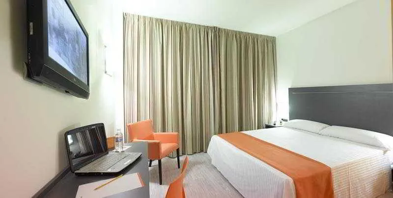 Room, H2 Fuenlabrada, Madrid