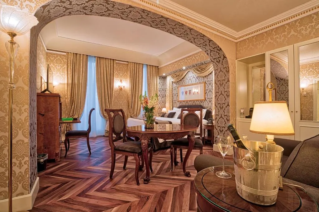 JUNIOR SUITE LAGOON VIEW Room, Londra Palace Venezia, Venice