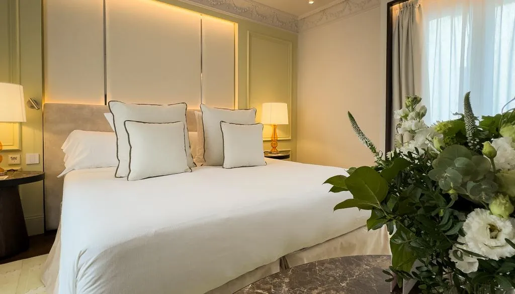 DOUBLE DELUXE Room, Hospes Puerta de Alcalá, Madrid