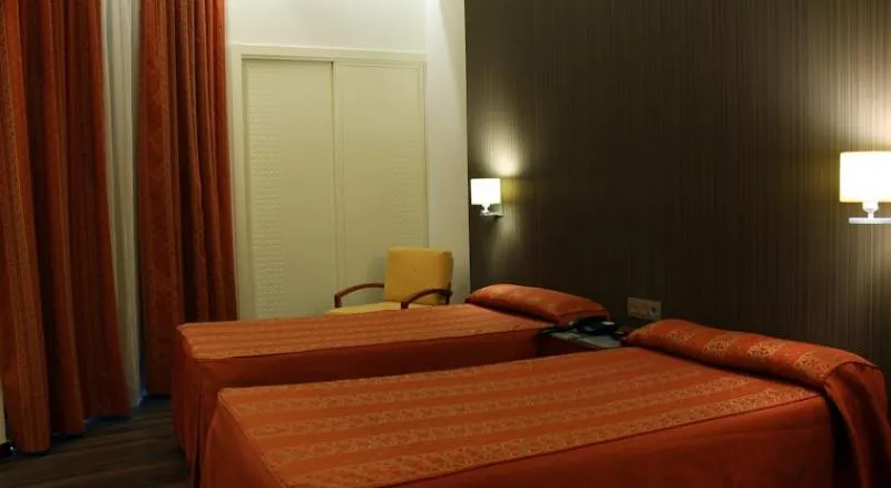 Room, De Francia Y Paris, Costa De La Luz
