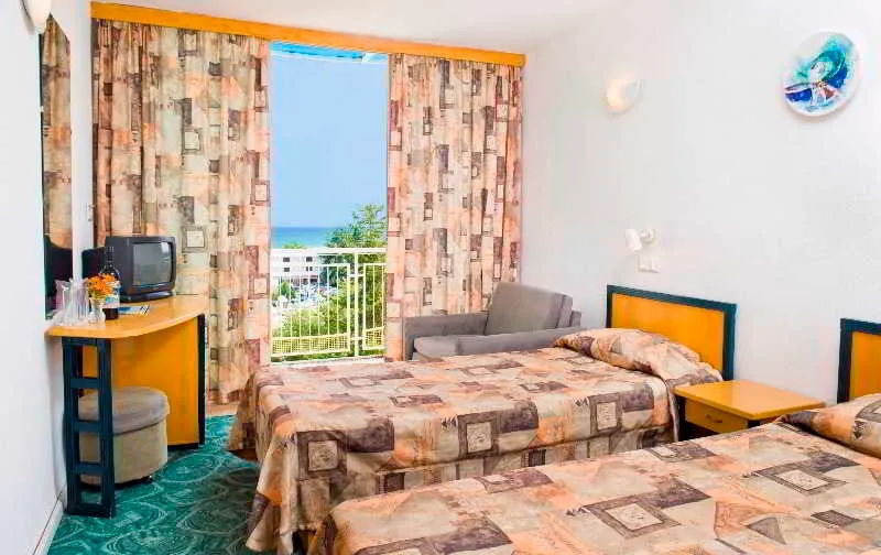 Room, Amelia, Varna
