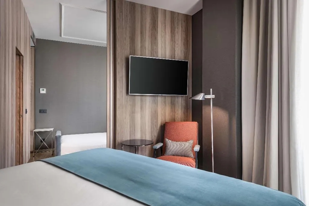 JUNIOR SUITE WITH VIEWS Room, NH Collection Madrid Gran Vía, Madrid