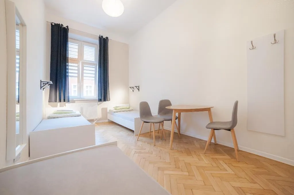 TRIPLE WITH SHARED BATHROOM Room, Dizzy Daisy Hostel, Krakow