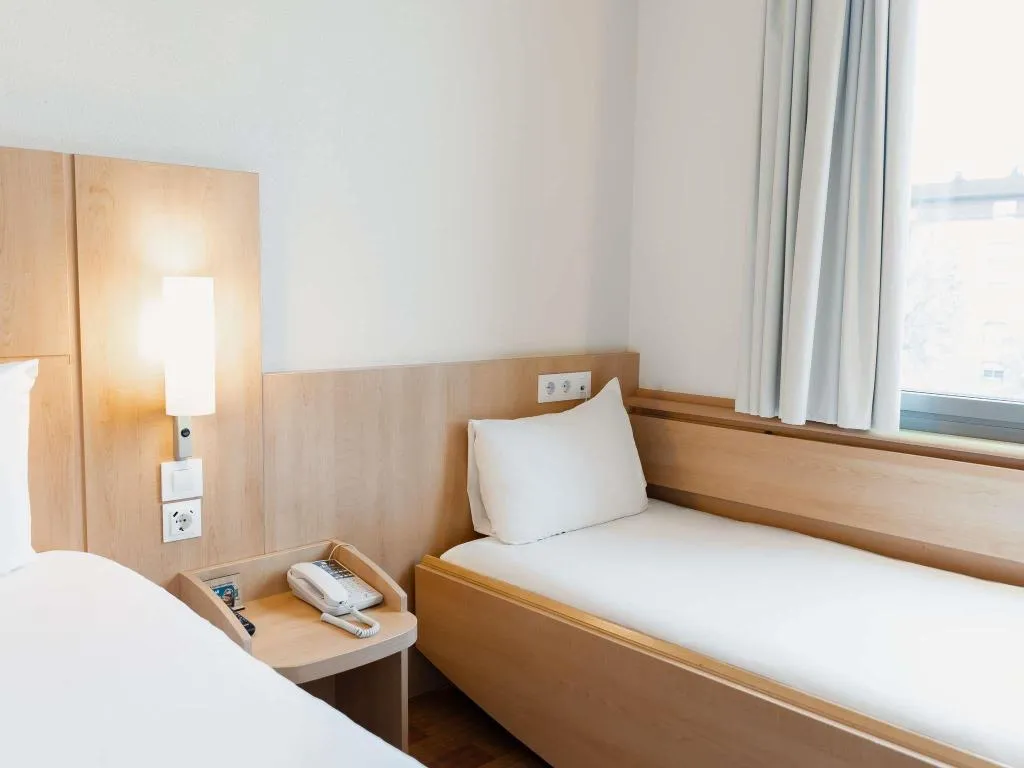 DOUBLE WITH DOUBLE BED Room, ibis Barcelona Mollet, Barcelona