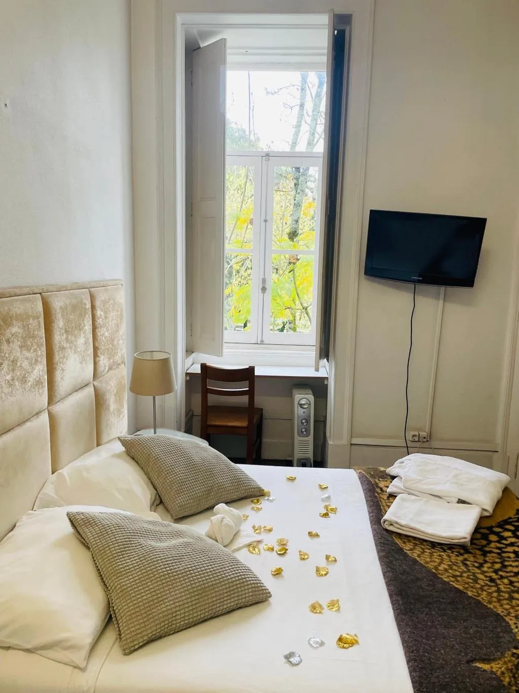 DOUBLE SUPERIOR WITH BALCONY Room, WW Hostel & Suites, Porto