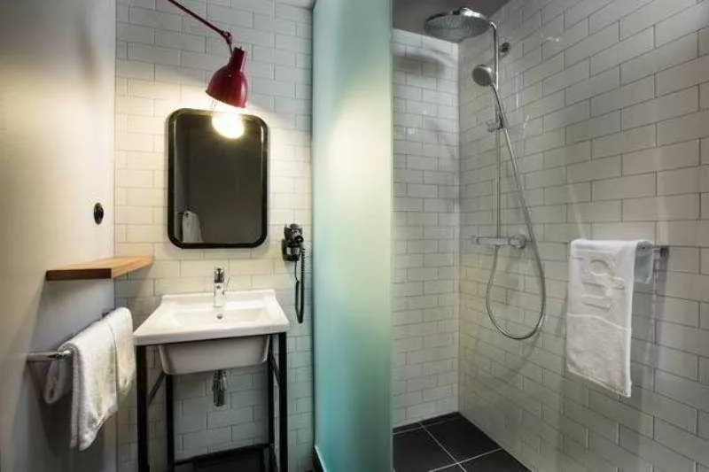 Room, Pulse 8, Prague