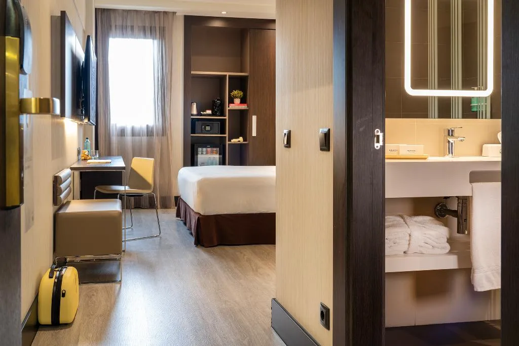 DOUBLE SUPERIOR QUEEN BED Room, Novotel Madrid Center, Madrid