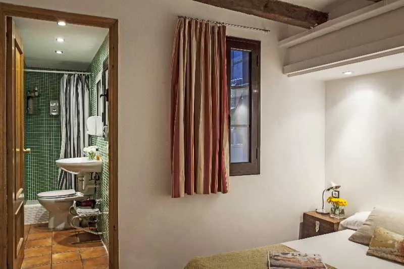 STUDIO STANDARD Room, AinB Las Ramblas-Guardia Apartments, Barcelona