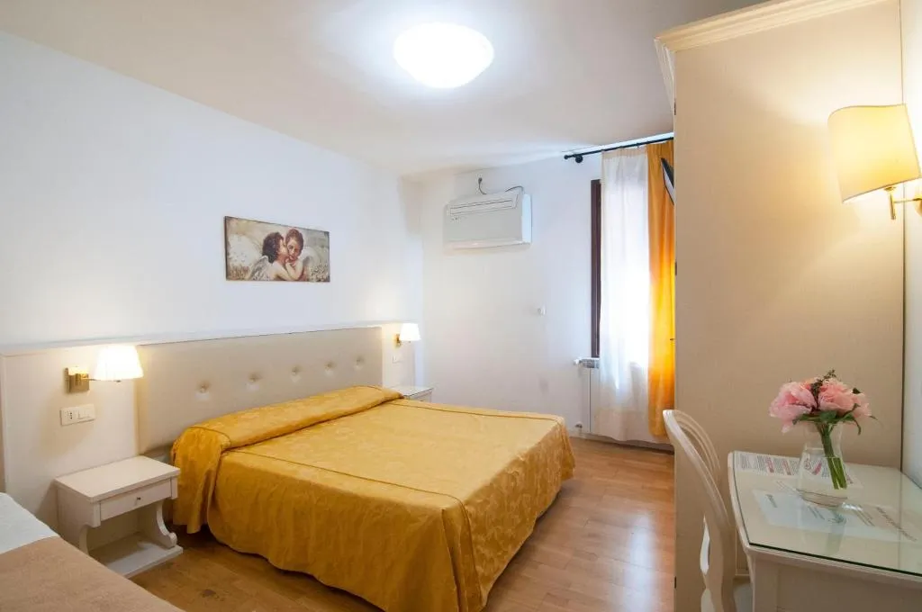 TRIPLE STANDARD Room, Ai Tolentini, Venice