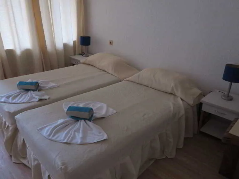 Room, Tango, Varna