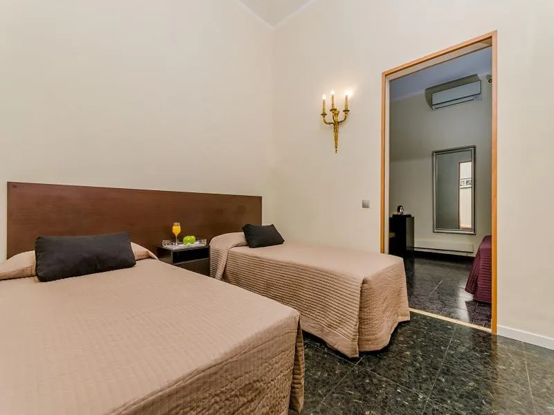 QUADRUPLE STANDARD Room, Victoria Palace, Barcelona