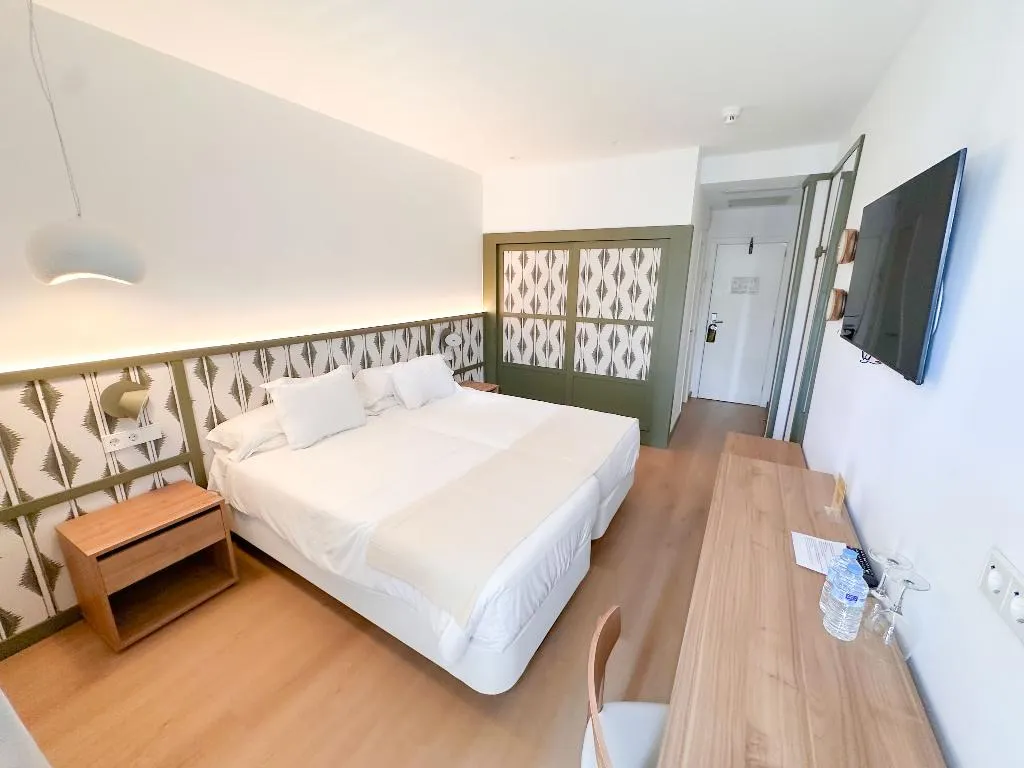 DOUBLE SUPERIOR POOL VIEW Room, Eix Alcudia Hotel +18, Majorca