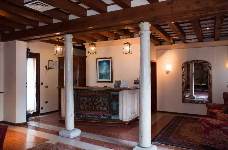 Lobby, Ai Due Fanali, Venice