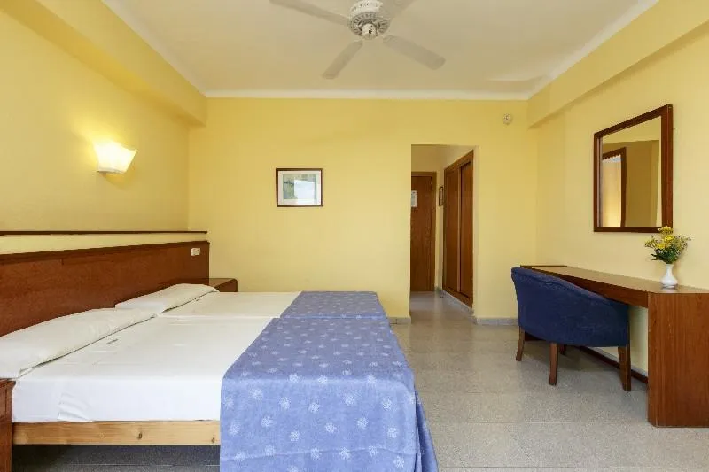 Double or Twin CAPACITY 3 Room, Golf Beach, Majorca