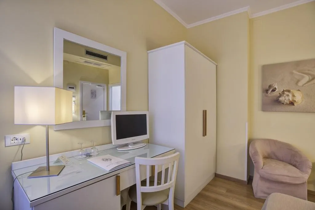 DOUBLE STANDARD Room, Hotel Regina Sorrento, Naples