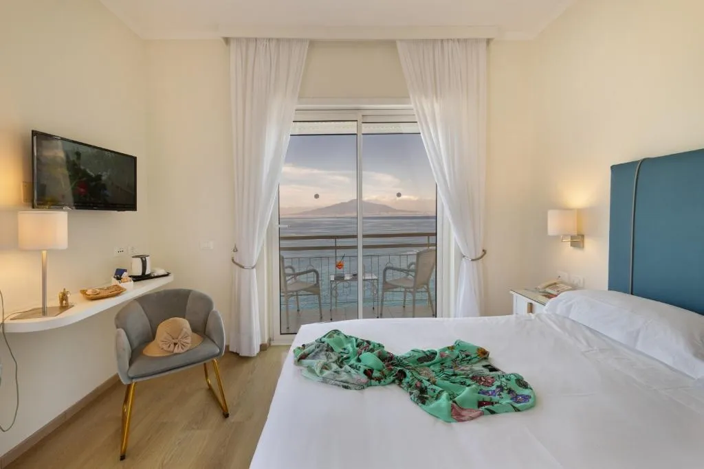 DOUBLE SEA VIEW WITH BALCONY Room, Hotel Regina Sorrento, Naples