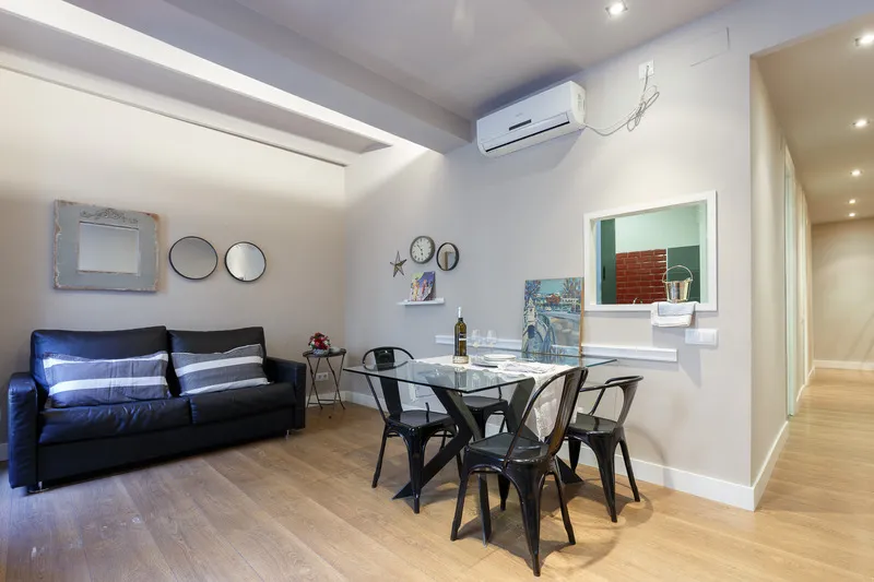 APARTMENT CAPACITY 6 Room, AinB Eixample-Miro Apartments, Barcelona