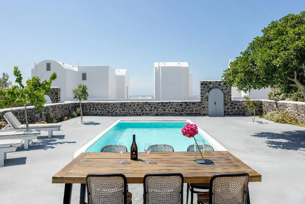 APARTMENT TWO BEDROOMS WITH PRIVATE POOL Room, Thermes Luxury Villas by Mr and Mrs White, Santorini