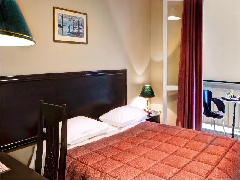 Room, Nicola, Athens