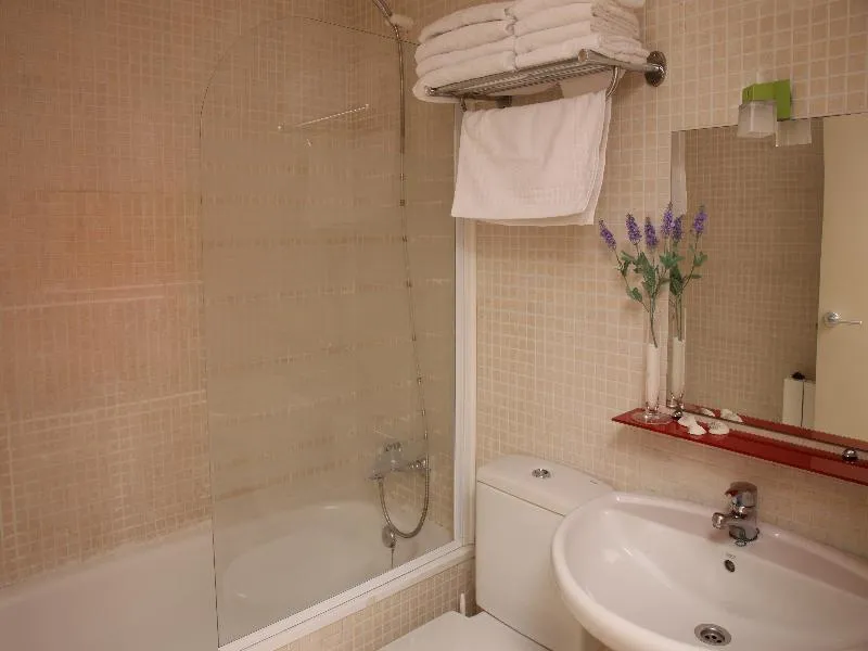 APARTMENT CAPACITY 4 TWO BEDROOMS Room, MH Apartments Ramblas, Barcelona
