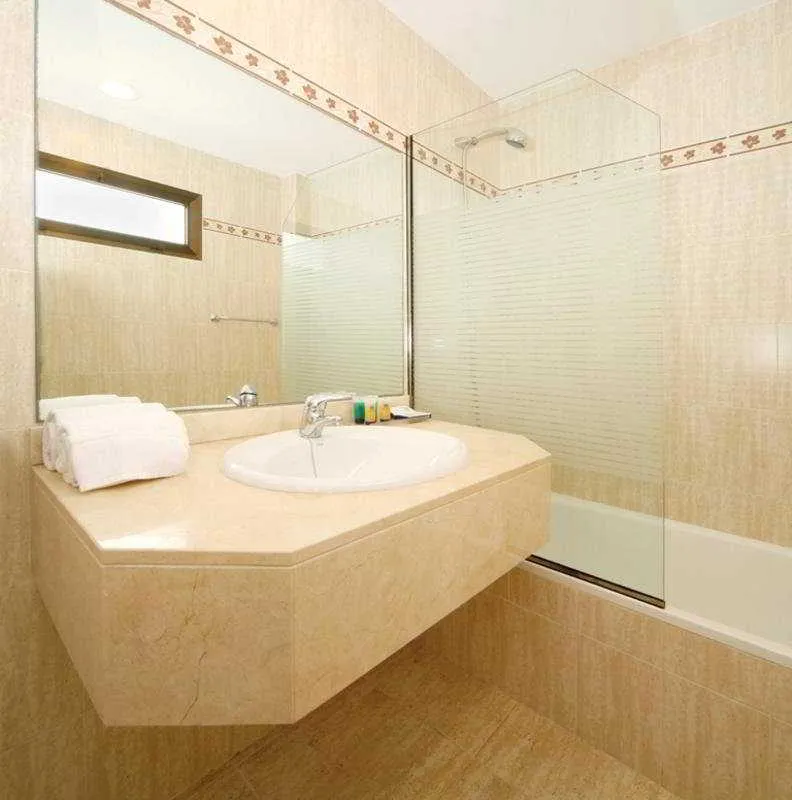 Room, Jade, Majorca