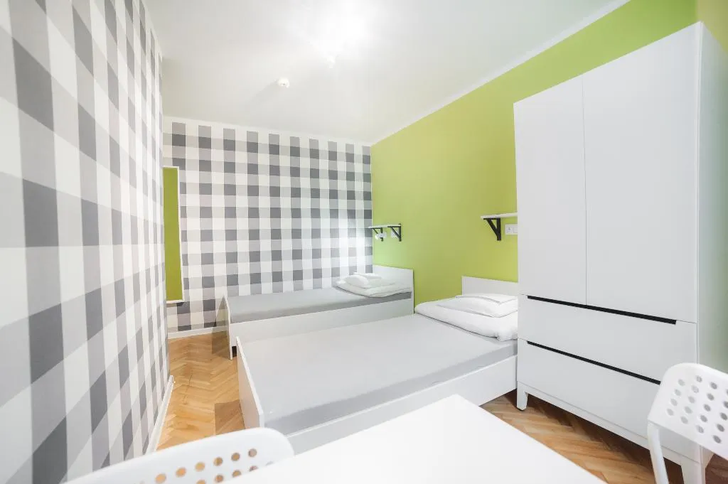 TWIN WITH SHARED BATHROOM Room, Dizzy Daisy Hostel, Krakow