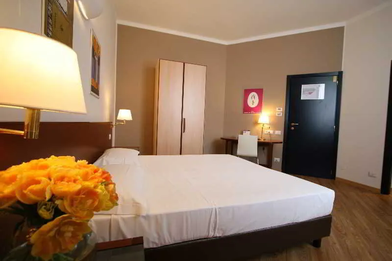 Room, Oro Blu, Milan