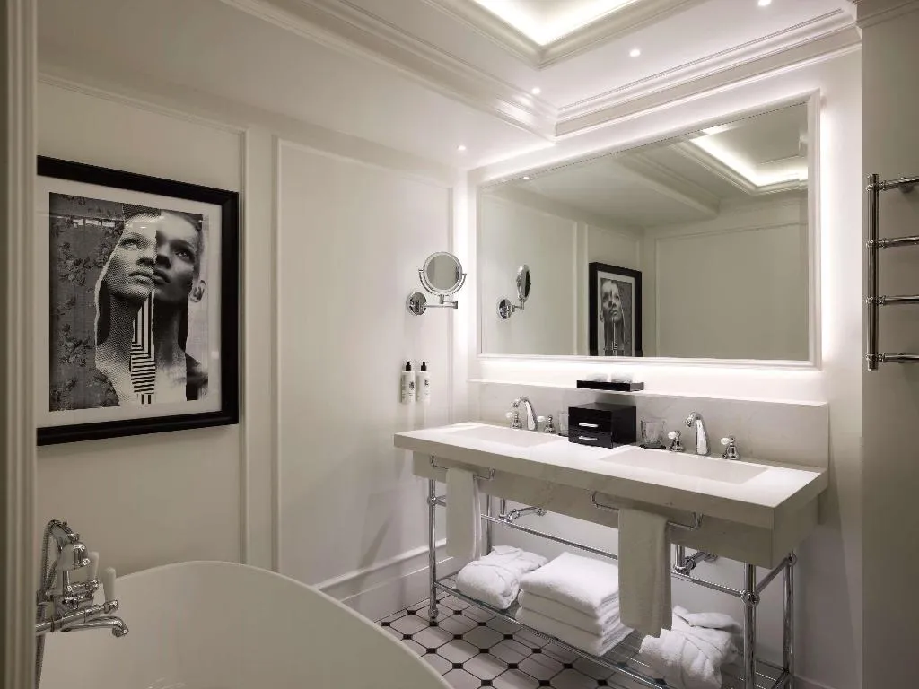 JUNIOR SUITE STANDARD Room, Sofitel Barcelona Skipper, Barcelona