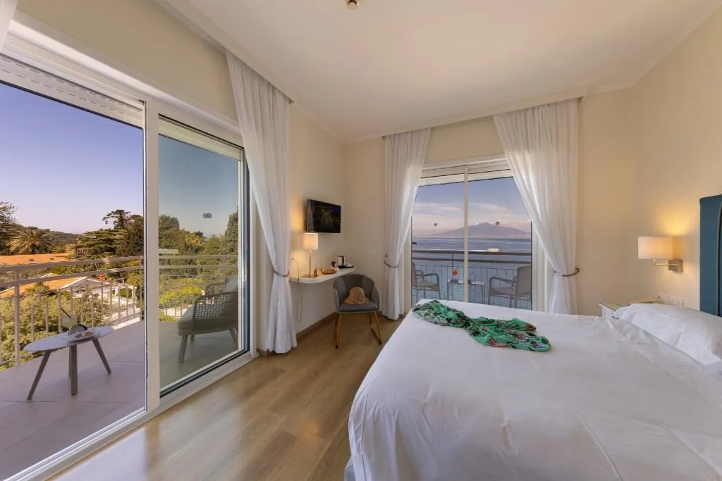 DOUBLE SEA VIEW WITH BALCONY Room, Hotel Regina Sorrento, Naples