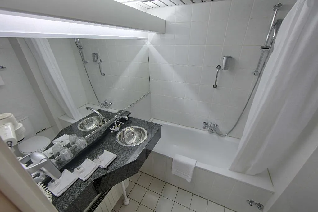 TWIN DELUXE Room, Leonardo Hotel Utrecht City Center, Amsterdam