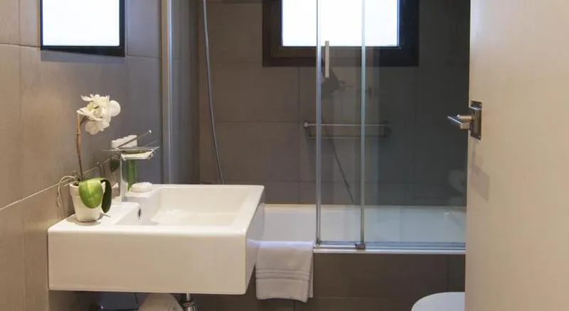 APARTMENT THREE BEDROOMS Room, Apartments Sixtyfour Barcelona, Barcelona