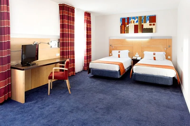 Double or Twin STANDARD Room, Holiday Inn Express Lisbon-Oeiras, Lisbon
