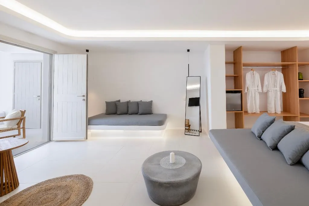 SUITE DELUXE GARDEN VIEW Room, Zannos Melathron Hotel By Omilos Hotels, Santorini