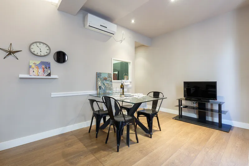 APARTMENT CAPACITY 6 Room, AinB Eixample-Miro Apartments, Barcelona