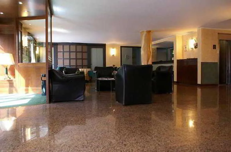 Lobby, Pasteur, Milan