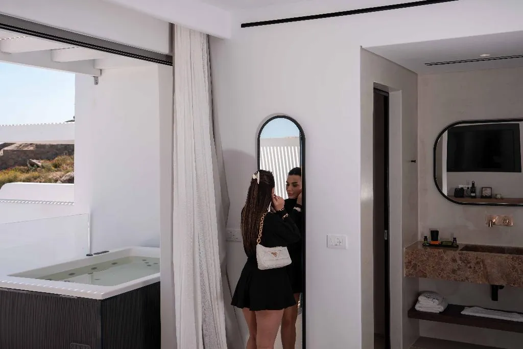 JUNIOR SUITE WITH JACUZZI WITH VIEWS Room, Muse Of Mykonos, Mykonos