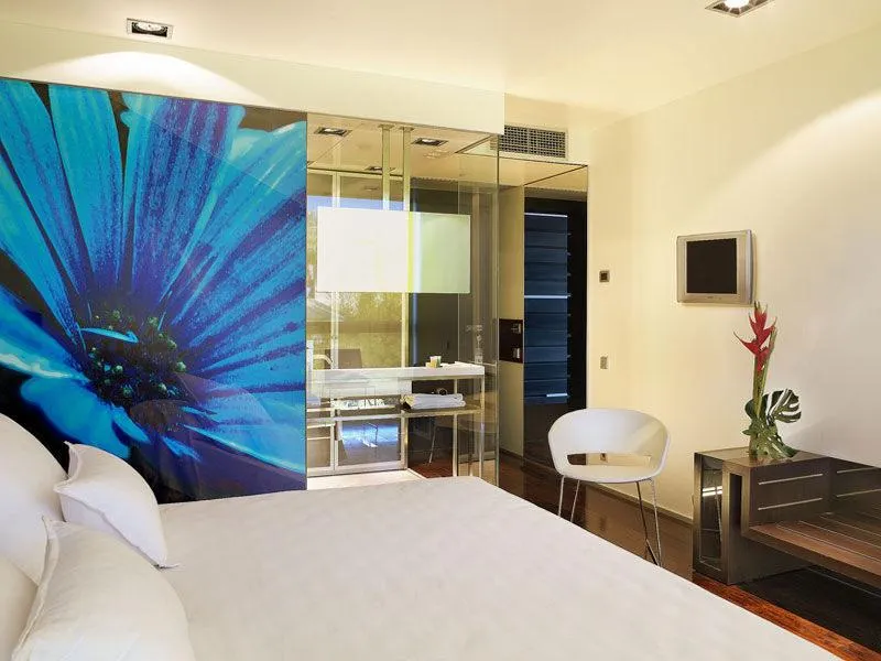 Room, Ikonik Angli, Barcelona