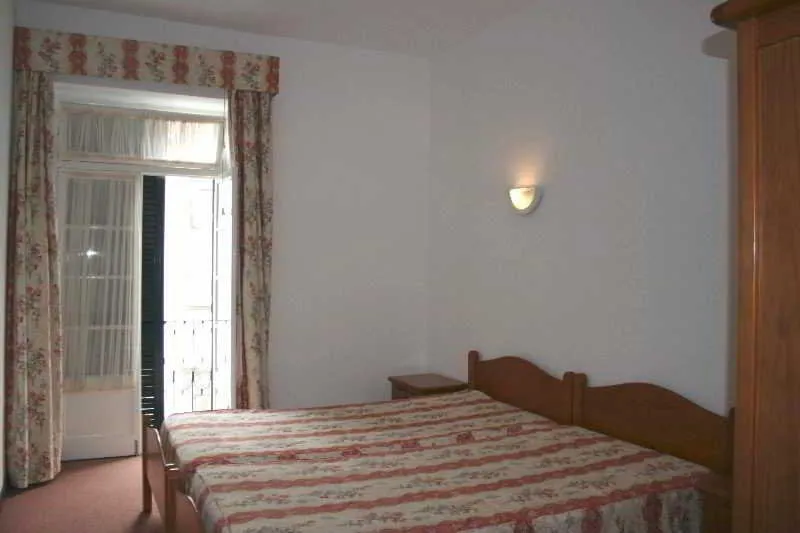 Room, Residencial Americana, Madeira
