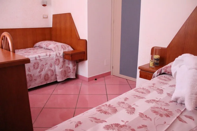 FAMILY ROOM STANDARD Room, Hotel San Pietro, Naples