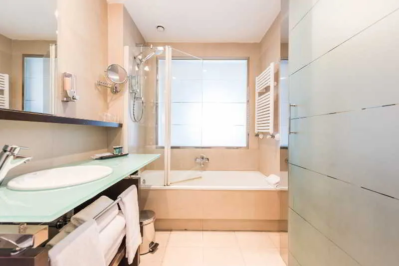 Room, Mercader, Madrid